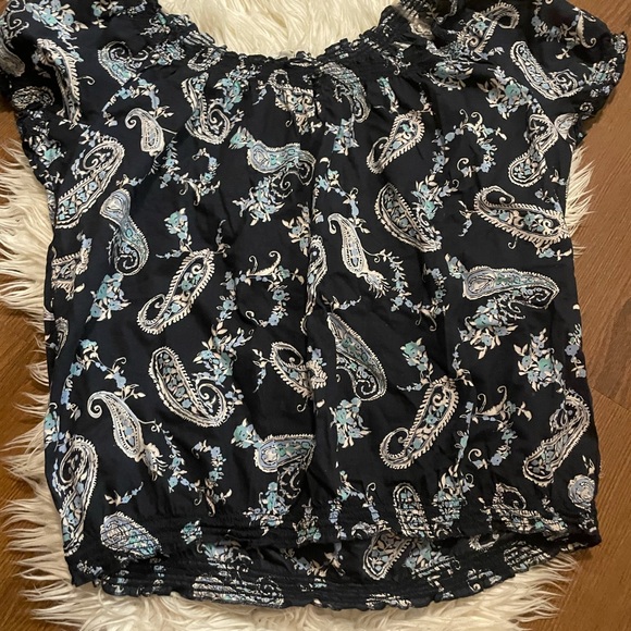 Beautiful navy paisley top - Picture 2 of 5
